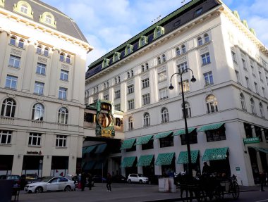 Vienna, Avusturya - 16 Aralık 2017: Viyana şehir merkezinde tarihi binalar