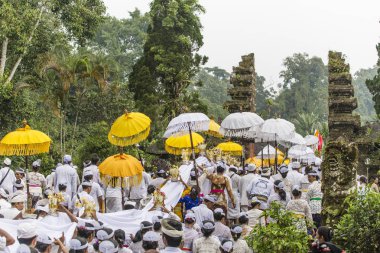 İnsanlar Ubud, Bali yakınındaki holly günü kutlama