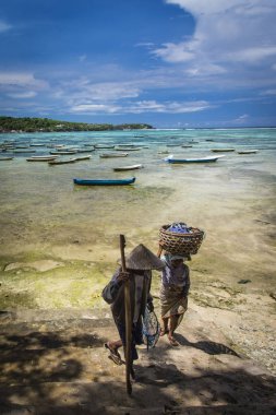 Nusa Lembong adlı tekneyle dönen deniz yosunu çiftçi Çift