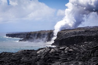 Lavlar okyanusa dökülen Kilauea dan