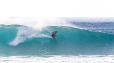 Banzai Pipeline azgın dalgalar sörf
