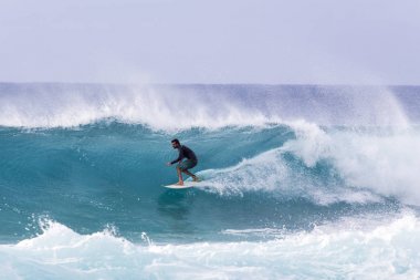 Banzai Pipeline azgın dalgalar sörf