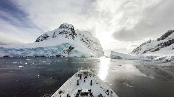 얼음 사이에서 순항 — 스톡 사진
