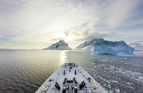 Crucero entre hielo — Foto de Stock
