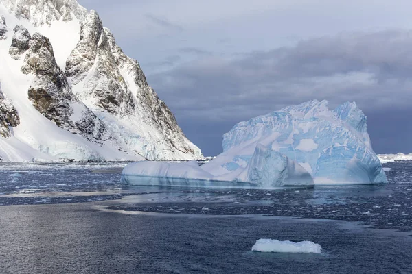 Icebergs e Península Antártica Ocidental — Fotografia de Stock