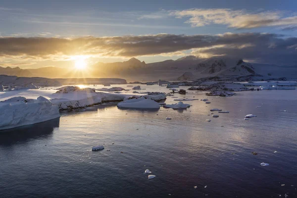 Nascer do sol antártico — Fotografia de Stock