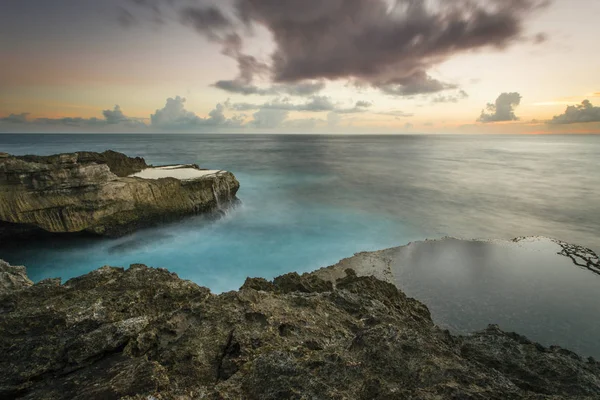 Puesta de sol en los acantilados de Nusa Lembongan, Bali —  Fotos de Stock