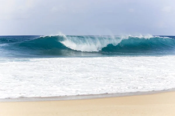 夏威夷万岁管道的波浪 — 图库照片