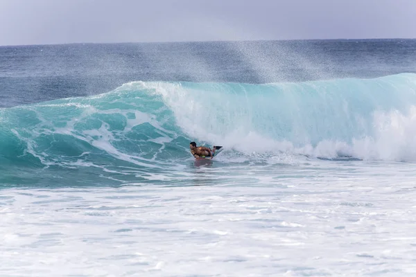 Bodyboarding as ondas furiosas de Banzai Pipeline — Fotografia de Stock