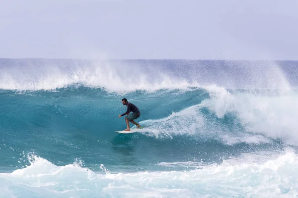 Surfing szalejące fale Banzai Pipeline — Zdjęcie stockowe