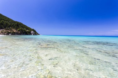 Turkuaz renkli suların Agios Ioannis Beach Lefkada, Yunanistan