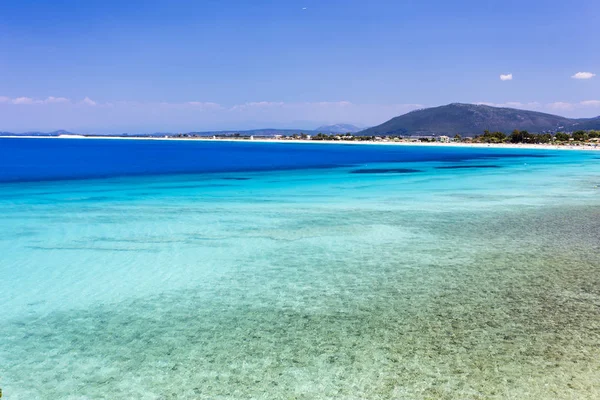 Aguas turquesas de la playa de Agios Ioannis en Lefkada, Grecia — Foto de Stock