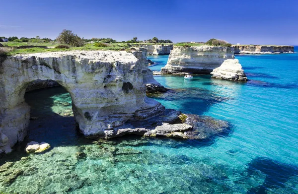 Aguas turquesas de Sant Andrea Salento, Italia — Foto de Stock