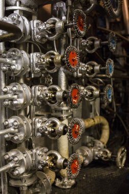 Bir denizaltı kontrol paneli vanaları