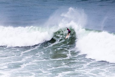 Bells Beach, Torquay, Avustralya 27 Nisan 2019: Canavar, Rip Curl Pro finalleri sırasında kalabalıkları cezbetti