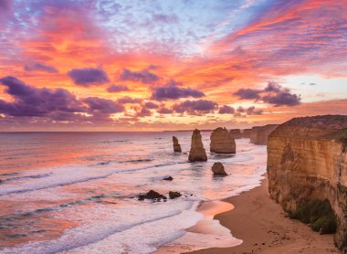 Twelve Apostles 'da gün batımı, Büyük Okyanus Yolu, Victoria, Avustralya