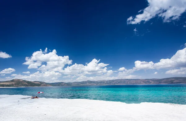 Turkosa Vatten Och Vita Mineralrika Stranden Salda Burdur Royaltyfria Stockbilder