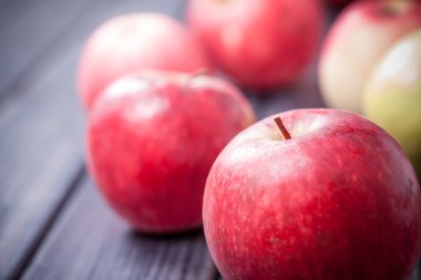 Olgun Kırmızı elma bir tablo seçici odak fotoğraf