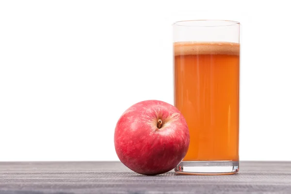 Свежевыжатый яблочный сок в стакане на столе изолированы — стоковое фото