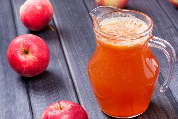 Zumo de manzana fresco en la mesa de la jarra —  Fotos de Stock