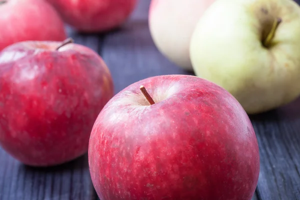 Спелые красные яблоки на столе селективное фото фокуса — стоковое фото