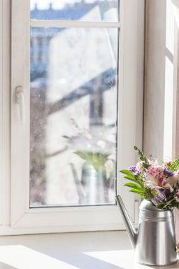 Dikey natürmort çiçek sulama olabilir güneş ışığı altında