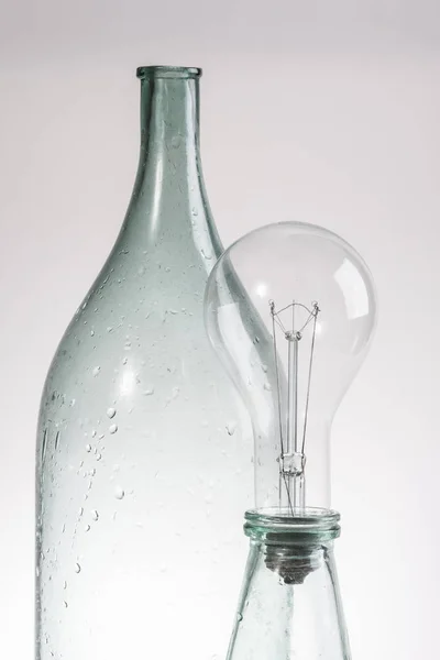 Abstrato ainda vida clara garrafa de vidro vintage e lâmpada — Fotografia de Stock