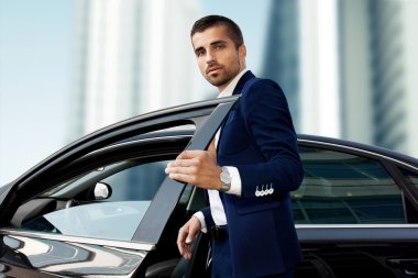 Yakışıklı adamın arabanın yanına. Lüks yaşam