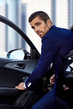 Arabaya mavi elbiseli yakışıklı işadamı