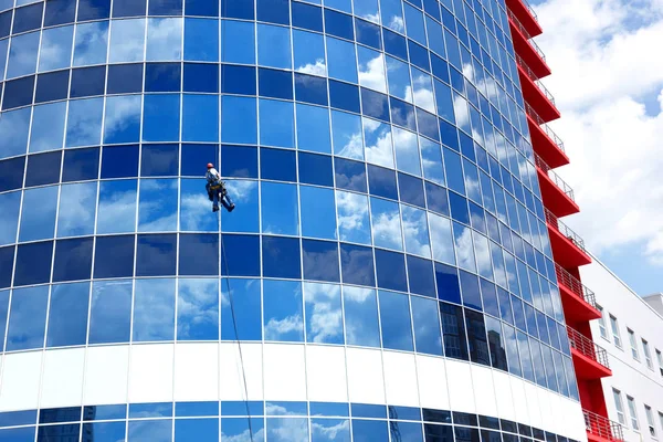 Reparación del lavado limpieza ventanas edificios altos —  Fotos de Stock