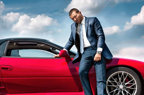 Arabanın yakınında duran ciddi iş adamı