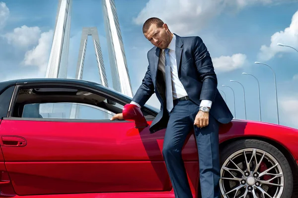 Arabanın yakınında duran ciddi iş adamı