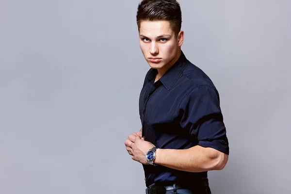 Bir kol saati ve siyah tişört erkek modeli — Stok fotoğraf