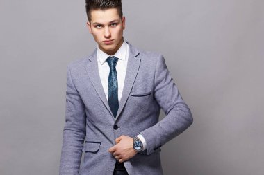 Mavi takım elbise ve kravat bir kol saati, yakışıklı bir adam