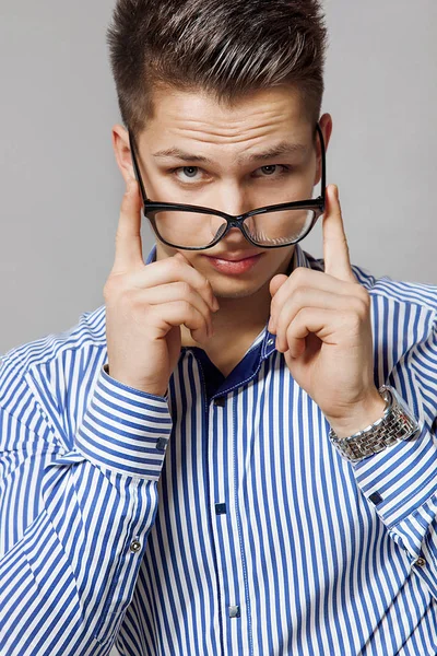 çizgili bir gömlek genç erkeklerde gözlüklerini kapalı