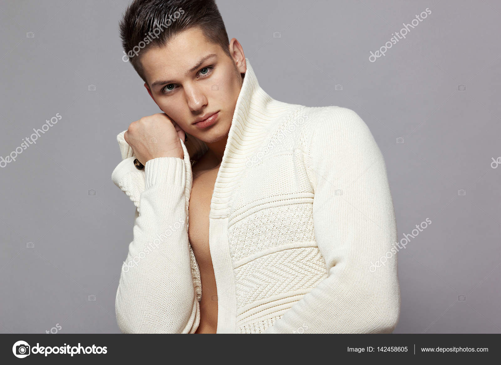 Modelo hombre joven fotos de stock, imágenes de Modelo hombre joven sin  royalties | Depositphotos