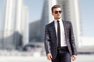 Bir ofis çalışanı bir kentsel ortamda portresi