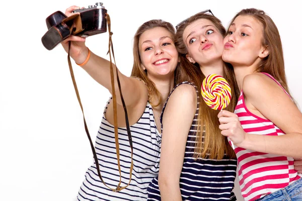 Trzy dziewczyny bawią się z aparatem — Zdjęcie stockowe