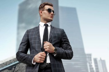 Modaya uygun giyinmiş adam modern bir şehir, portre