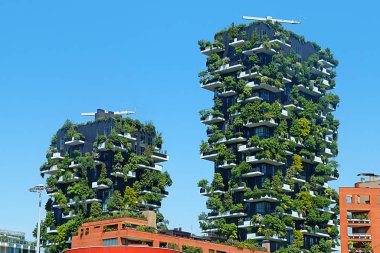 Her balkonda çok ağaç ile modern ve ekolojik gökdelenler. Bosco Verticale, Milan, İtalya