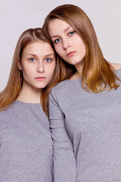 Dwie siostry bliźniaczki przytuliła, portret — Zdjęcie stockowe