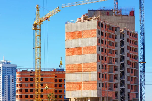 Bouwen met het hijsen van kranen, kranen op de bouw van het gebouw toren — Stockfoto