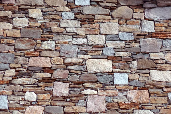 Стена из серого розового камня — стоковое фото