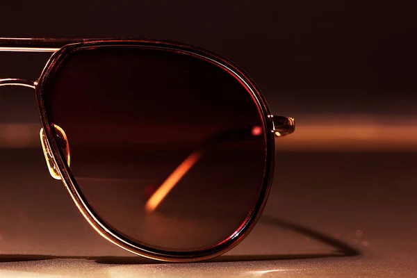 Óculos de sol na mesa close-up — Fotografia de Stock