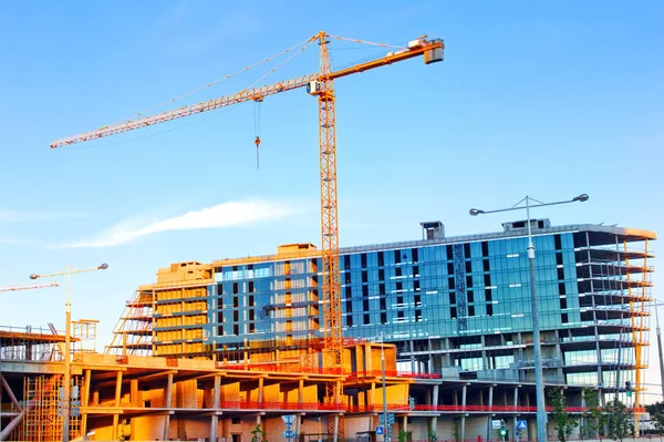 Gru a torre costruisce un grande edificio residenziale — Foto Stock