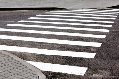 Yol geçiş asfalt üzerinde beyaz çizgi