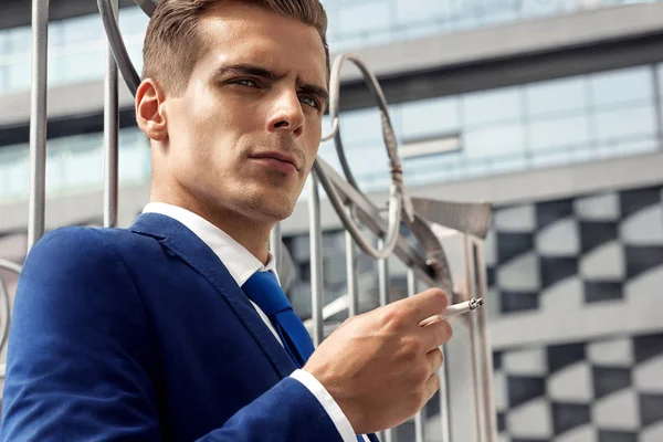 Retrato de un modelo masculino fuma un cigarrillo —  Fotos de Stock