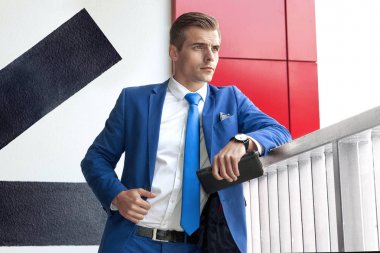 Şık adam modern bir bina arka planı poz