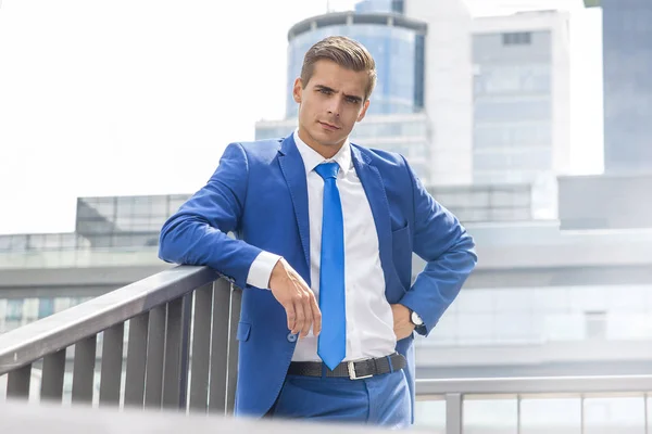 Stilvoller Mann posiert vor dem Hintergrund eines modernen Gebäudes — Stockfoto
