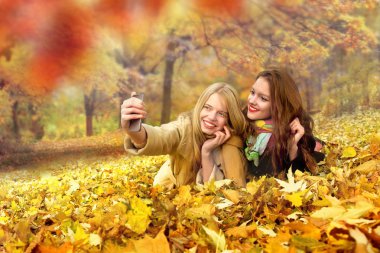 Selfie güzel sonbahar gün dışarıda park, alarak arkadaşlar